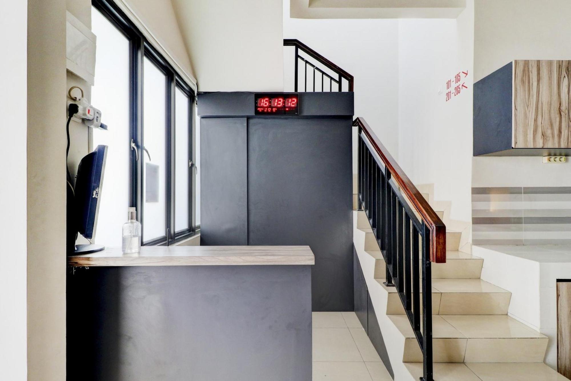 Oyo 90215 Ada Residence Telukjambe Zewnętrze zdjęcie